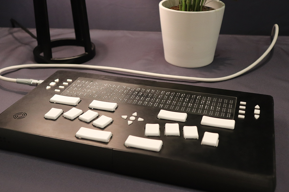 Braille device with braille keyboard and refreshable 4x32 braille cell display